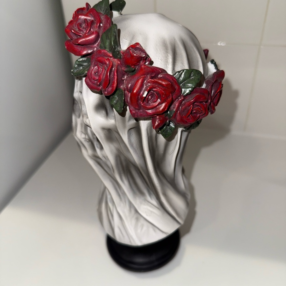 Skull Sculpture with Red Roses - Picture 8 of 8